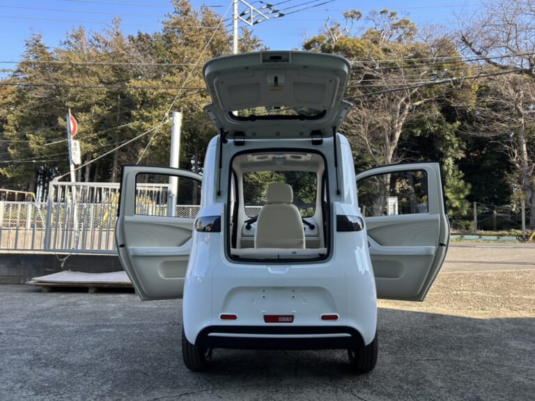 ビークルファン VF-S｜最大210kg積載のハッチバックか、光溢れる観音開きか。普通免許で乗れる個性派EVトライク登場