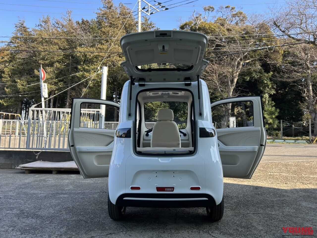 ビークルファン VF-S|最大210kg積載のハッチバックか、光溢れる観音開きか。普通免許で乗れる個性派EVトライク登場