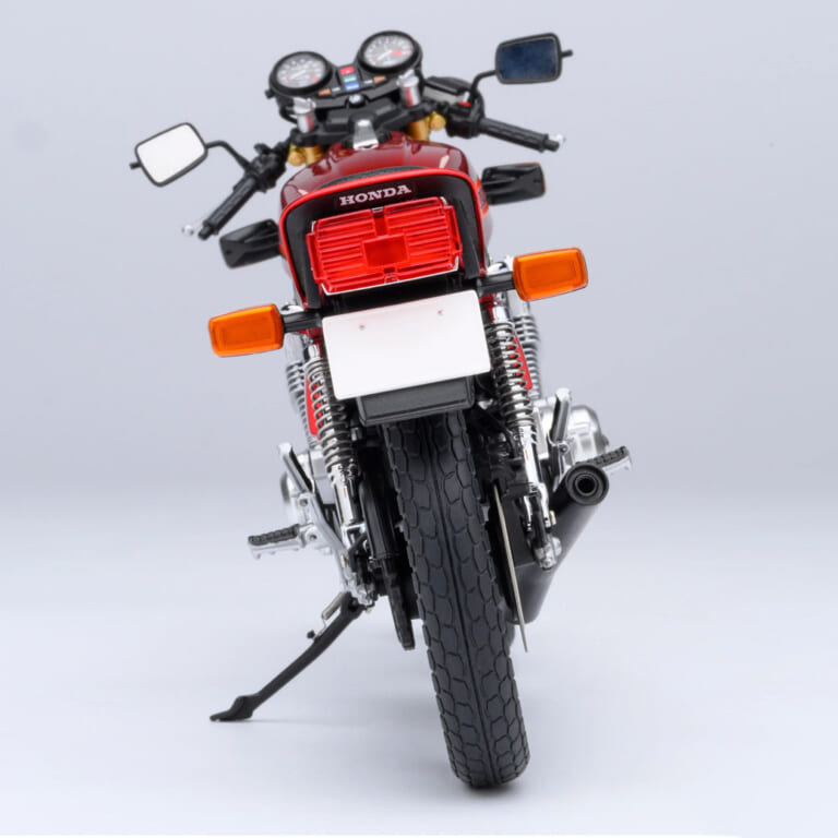 1/12スケールモデル「Honda CB750F『巨摩 郡』」(オートアート社製)のリア|「ウソだろ…コレ実車じゃないの?」「異次元のリアルさ…」伝説のバイク漫画に登場する人気モデルを1/12スケールで再現。Honda CB750F