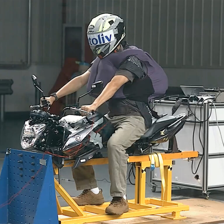 RS TAICHI T-SABE｜公道の事故パターンを徹底分析。約80mmの空気層で胸と背中を守る着用型エアバッグ「T-SABE」登場