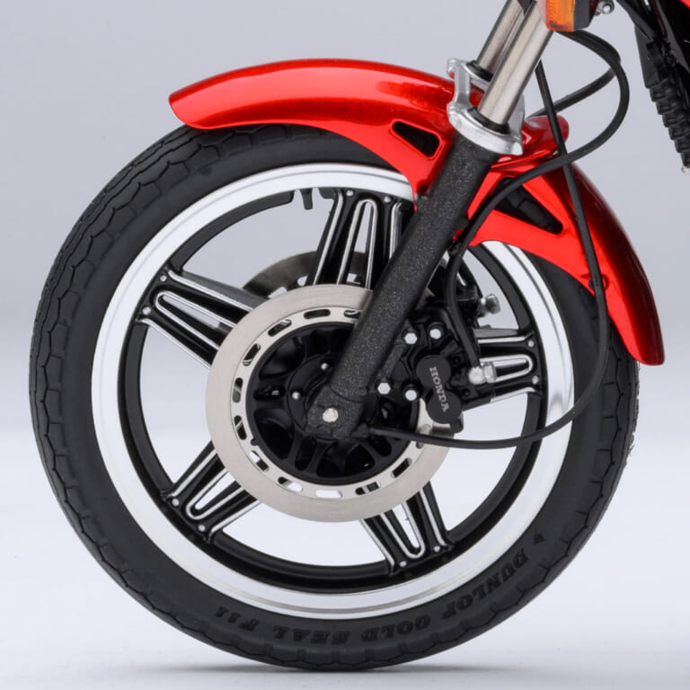 1/12スケールモデル「Honda CB750F『巨摩 郡』」(オートアート社製)のフロントタイヤ|「ウソだろ…コレ実車じゃないの?」「異次元のリアルさ…」伝説のバイク漫画に登場する人気モデルを1/12スケールで再現。Honda CB750F