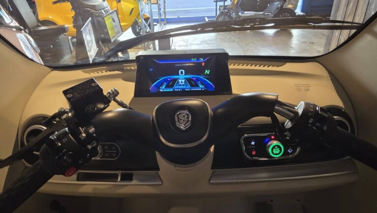 ビークルファン VF-S|最大210kg積載のハッチバックか、光溢れる観音開きか。普通免許で乗れる個性派EVトライク登場