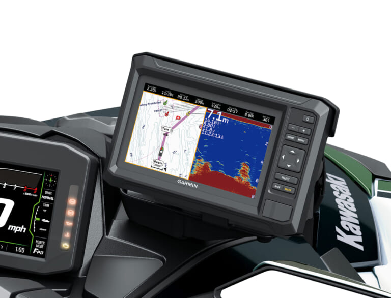 カワサキモータースジャパンのJET SKI ULTRA 160LX-S ANGLERに装備される魚群探知機(ECHOMAP UHD2 7cv)のモニター|「えっ…コレってアリなの…?」バイクに乗ったまま魚釣り。「その発想はなかったわ…」 魚群探知機もついたスゴいモデルをなんとKawasakiが発売!
