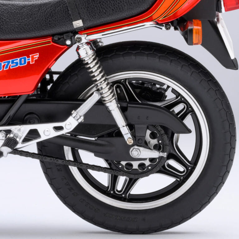 1/12スケールモデル「Honda CB750F『巨摩 郡』」(オートアート社製)のリアタイヤ|「ウソだろ…コレ実車じゃないの?」「異次元のリアルさ…」伝説のバイク漫画に登場する人気モデルを1/12スケールで再現。Honda CB750F