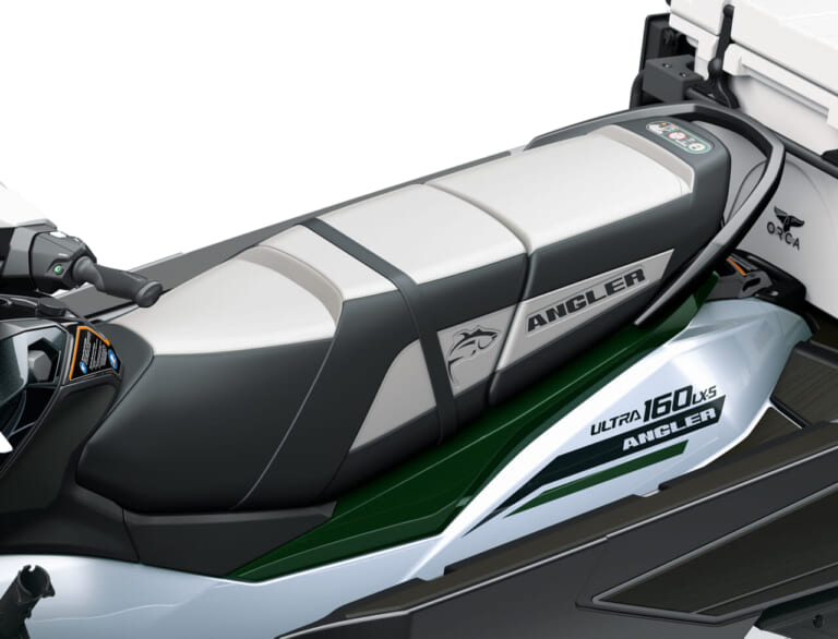 カワサキモータースジャパンのJET SKI ULTRA 160LX-S ANGLERのシート｜「えっ…コレってアリなの…？」バイクに乗ったまま魚釣り。「その発想はなかったわ…」 魚群探知機もついたスゴいモデルをなんとKawasakiが発売！