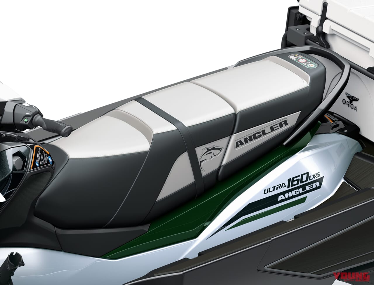 カワサキモータースジャパンのJET SKI ULTRA 160LX-S ANGLERのシート｜「えっ…コレってアリなの…？」バイクに乗ったまま魚釣り。「その発想はなかったわ…」 魚群探知機もついたスゴいモデルをなんとKawasakiが発売！