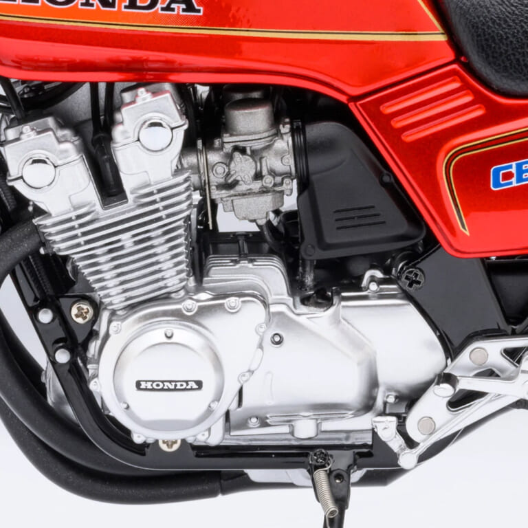 1/12スケールモデル「Honda CB750F『巨摩 郡』」(オートアート社製)のエンジン部分、左側面|「ウソだろ…コレ実車じゃないの?」「異次元のリアルさ…」伝説のバイク漫画に登場する人気モデルを1/12スケールで再現。Honda CB750F