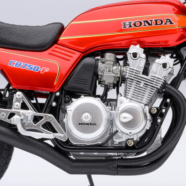 1/12スケールモデル「Honda CB750F『巨摩 郡』」(オートアート社製)のエンジン部分、右側面|「ウソだろ…コレ実車じゃないの?」「異次元のリアルさ…」伝説のバイク漫画に登場する人気モデルを1/12スケールで再現。Honda CB750F