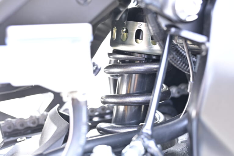 スズキ GSX-8TT試乗インプレッション|スズキ GSX-8TT試乗!「普段は落ち着いたネオレトロの雰囲気を味わい、気分が乗ってきたらスイッチオンしてコーナリングを楽しむ!」