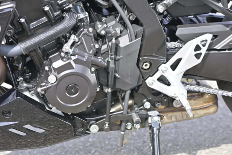 スズキ GSX-8TT試乗インプレッション|スズキ GSX-8TT試乗!「普段は落ち着いたネオレトロの雰囲気を味わい、気分が乗ってきたらスイッチオンしてコーナリングを楽しむ!」