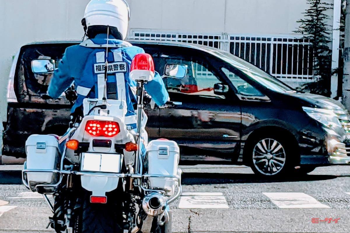 ｜「でしょうね案件」ナンバープレートを『裏ペタ』したカスタムバイクは、違反？ 問題ないの？ 【元白バイ隊員が教える】