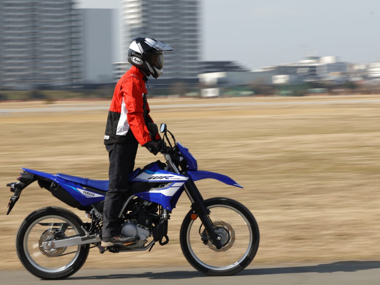 |【街乗り検証】ヤマハ WR125R:コンパクトなシティオフローダーで街を颯爽と駆け抜けろ!!