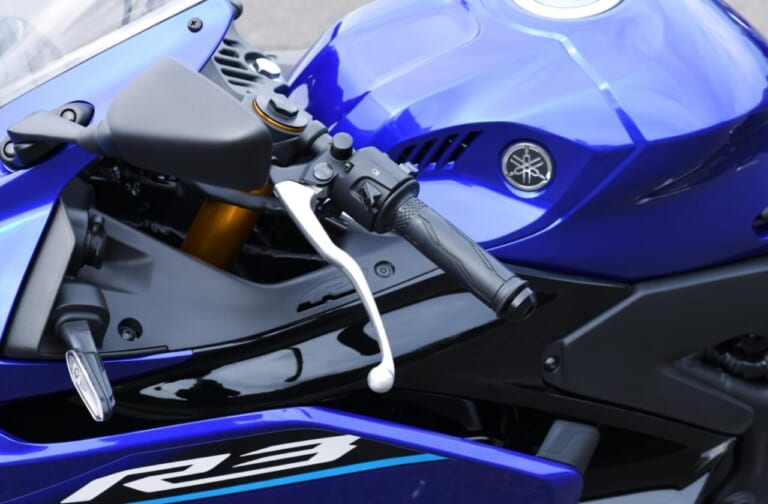 YAMAHA YZF-R3|Y2K直撃カラーにスマホ充電もバッチリ! 街乗りもツーリングもこなす相棒、ヤマハ「YZF-R25/R3」2026年モデルが登場