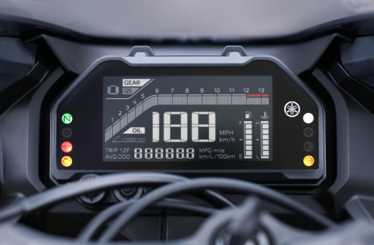 YAMAHA YZF-R3|Y2K直撃カラーにスマホ充電もバッチリ! 街乗りもツーリングもこなす相棒、ヤマハ「YZF-R25/R3」2026年モデルが登場