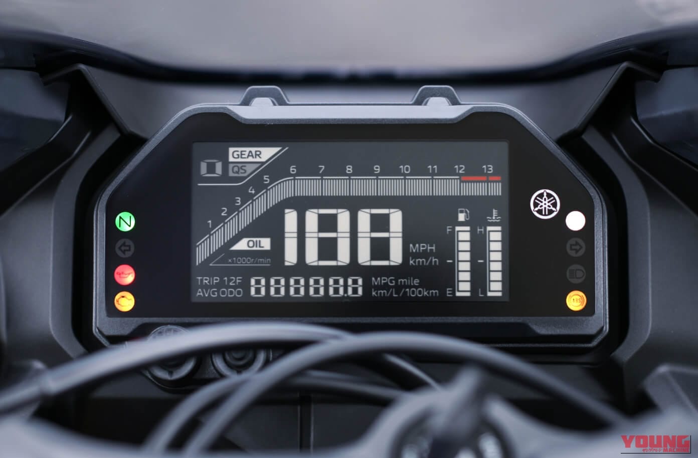 YAMAHA YZF-R3|Y2K直撃カラーにスマホ充電もバッチリ! 街乗りもツーリングもこなす相棒、ヤマハ「YZF-R25/R3」2026年モデルが登場