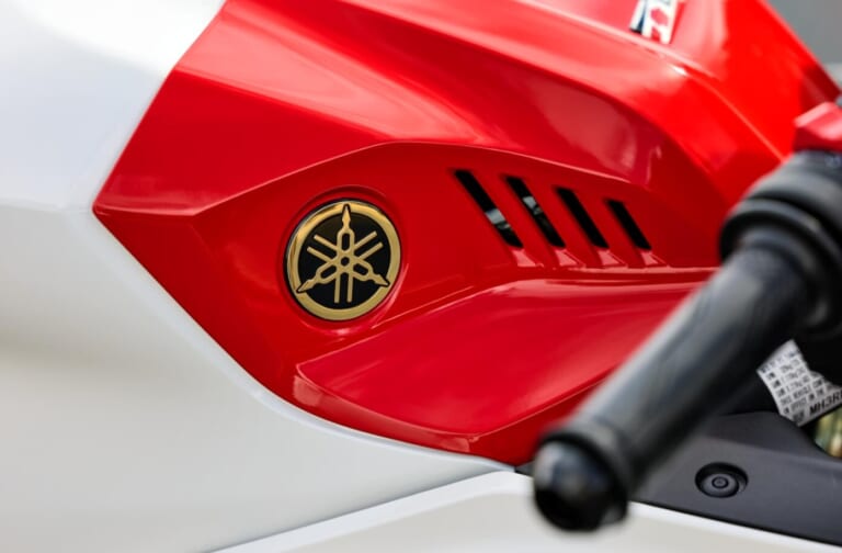 YAMAHA YZF-R3|Y2K直撃カラーにスマホ充電もバッチリ! 街乗りもツーリングもこなす相棒、ヤマハ「YZF-R25/R3」2026年モデルが登場