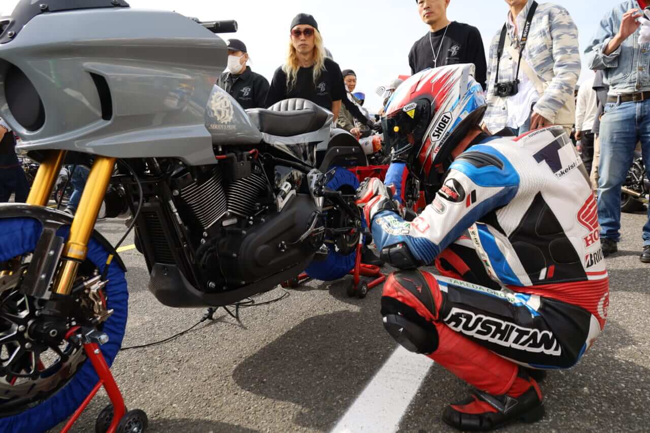 ｜鈴鹿8耐でスペンサーを抑えた武石伸也が2000ccターボのハーレーで筑波サーキット激走!