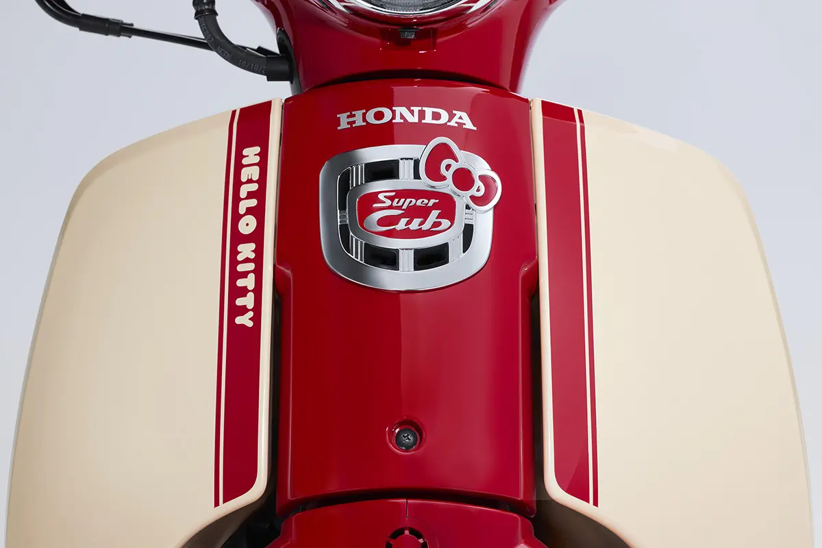 HONDA スーパーカブ50・HELLO KITTY|ただの移動が、心躍る時間に。大人かわいい「スーパーカブ×ハローキティ」の隠れたこだわりとは?