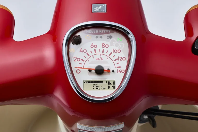 HONDA スーパーカブ110・HELLO KITTY|ただの移動が、心躍る時間に。大人かわいい「スーパーカブ×ハローキティ」の隠れたこだわりとは?