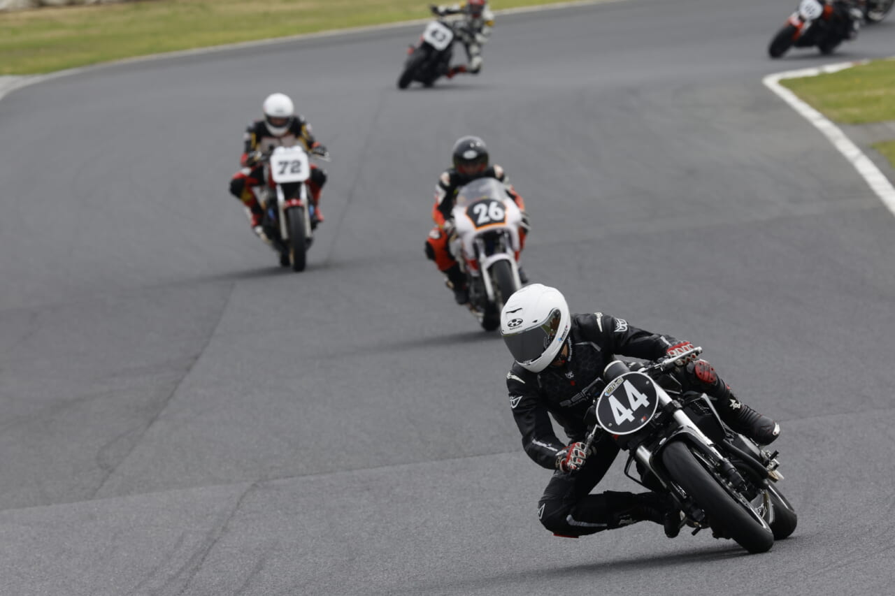 ｜セパハン＆バックステップ化したハーレーX350でヒジ擦り!? 熱き走り＆センス光るカスタムビルダー現る!!