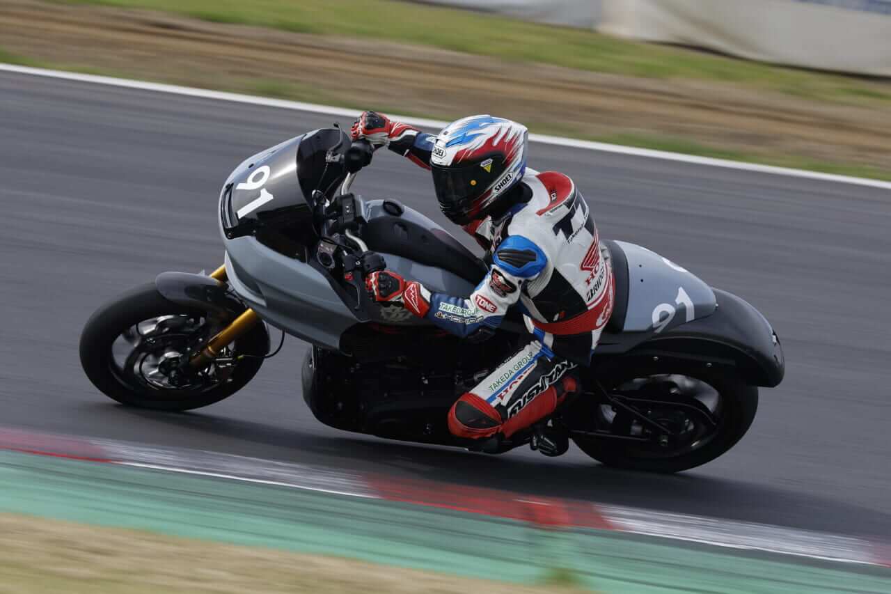 筑波サーキット　ハーレー　ローライダーST｜鈴鹿8耐でスペンサーを抑えた武石伸也が2000ccターボのハーレーで筑波サーキット激走!