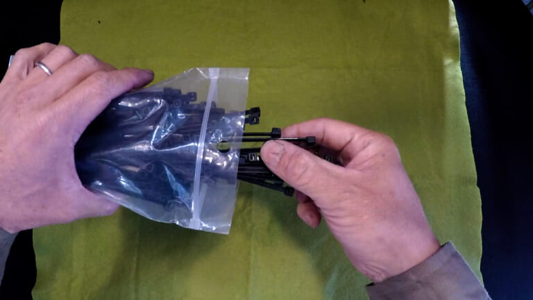 【これは盲点】使い勝手が確実に良くなる! 結束バンドの裏ワザ的開封方法・2種を紹介|【これは盲点】使い勝手が確実に良くなる! 結束バンドの裏ワザ的開封方法・2種を紹介