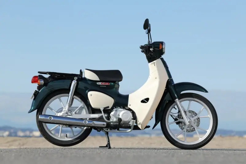 HONDA SUPER CUB110Lite｜「50ccとは別次元」車の免許で乗れる「カブ110 Lite」が想像以上に快適だった! “制限速度30km/h”を逆手に取った贅沢な走り【岡崎静夏試乗レビュー】