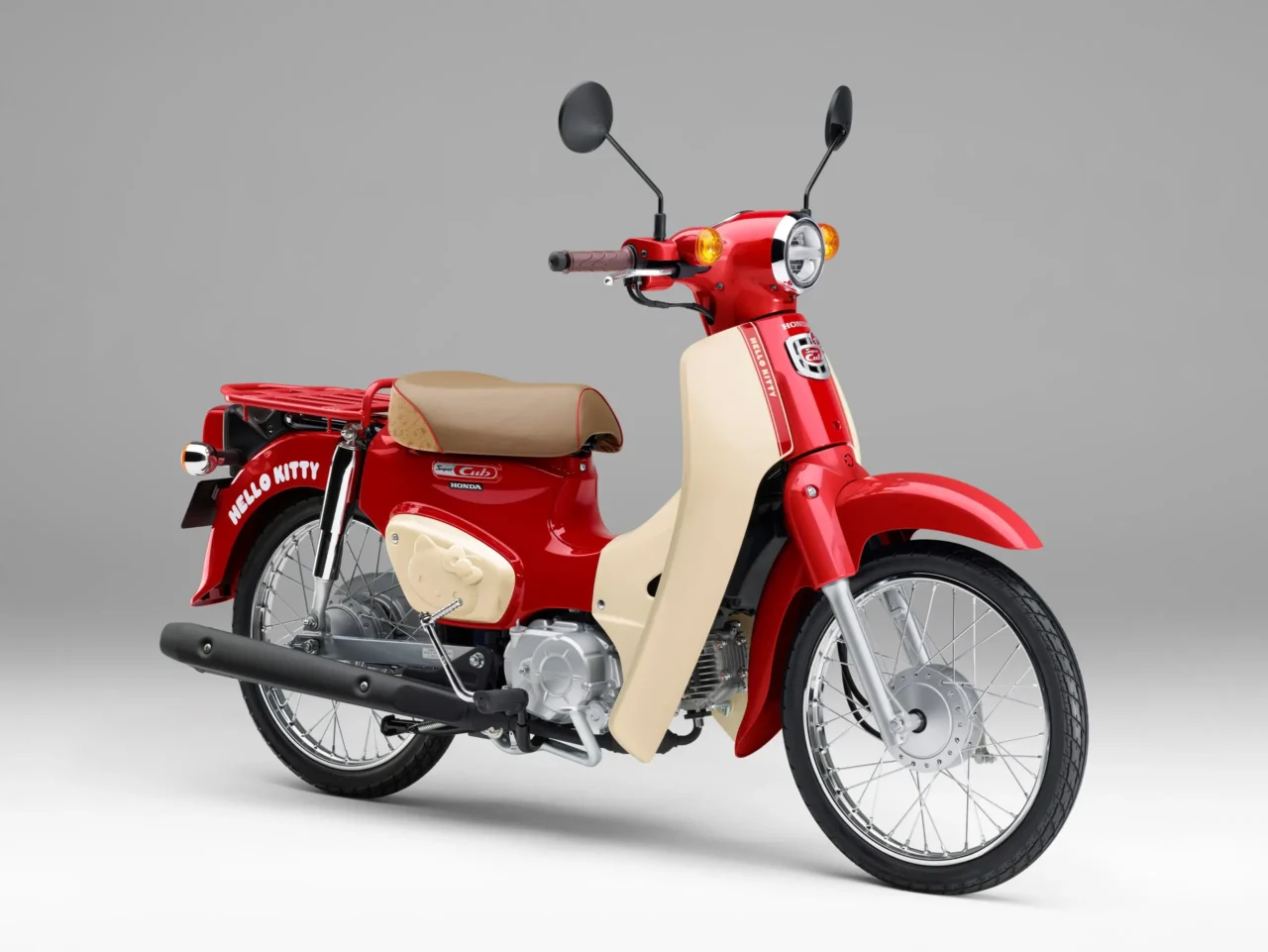 HONDA スーパーカブ50・HELLO KITTY｜ただの移動が、心躍る時間に。大人かわいい「スーパーカブ×ハローキティ」の隠れたこだわりとは？
