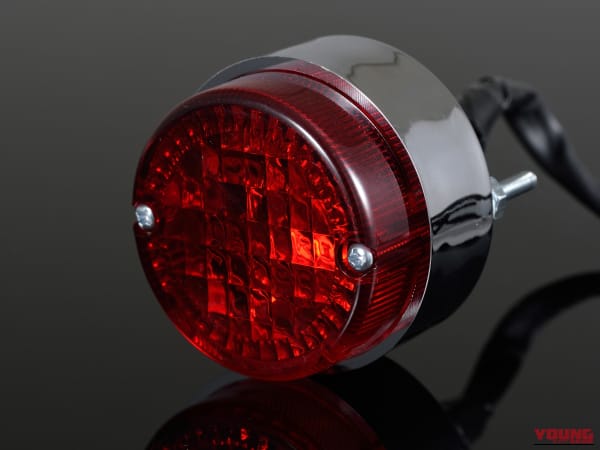 デイトナ｜ボルトオンテールランプキット（ムーニー）｜SR400/500｜純正フェンダーにぴったり収まる丸形ムーニーランプ。デイトナ SR400/500用「ボルトオンテールランプキット」1万1550円で登場