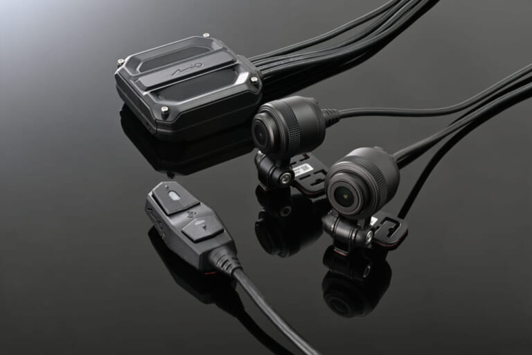 DAYTONA MiVue M820Pro｜取り付けの悩みも解決‼ 専用ステーで「純正級」の仕上がりへ。夜間の視界もくっきりなデイトナの最新バイク専用前後ドラレコが発売【MiVue M820Pro】