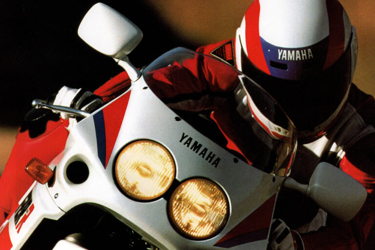 あのキング・ケニーが惚れた4スト250スポーツ、ヤマハ FZR250&FZR250R【柏 秀樹の昭和〜平成 カタログ蔵出しコラム Vol.30】