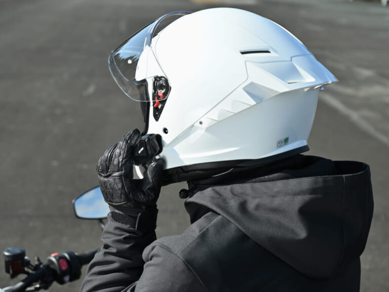 DAYTONA DT-S2｜ソロツーリングが変わる業界トップクラスの音圧に、15時間のロングバッテリーと2台同時接続。重量わずか30gでヘルメットにすっきり収まるインカムが登場【デイトナDT-S2】
