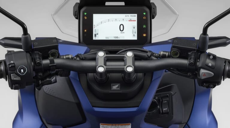 HONDA ADV160|荒れた道も余裕でクリア! 専用ブロックタイヤ&長尺サスを備え、圧倒的走破性を誇るホンダ「ADV160」2026年モデルが5/21に発売