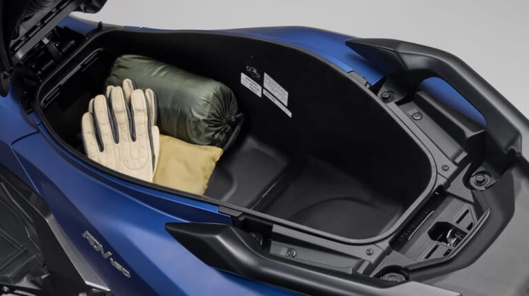 HONDA ADV160｜荒れた道も余裕でクリア! 専用ブロックタイヤ＆長尺サスを備え、圧倒的走破性を誇るホンダ「ADV160」2026年モデルが5/21に発売