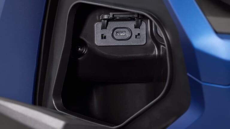 HONDA ADV160|荒れた道も余裕でクリア! 専用ブロックタイヤ&長尺サスを備え、圧倒的走破性を誇るホンダ「ADV160」2026年モデルが5/21に発売