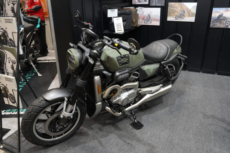 貴重な250 Vツインクルーザーが上陸。ヒョースン GV250Xロードスター「カスタムモデルのような仕上がりと存在感」【東京モーターサイクルショー2026】