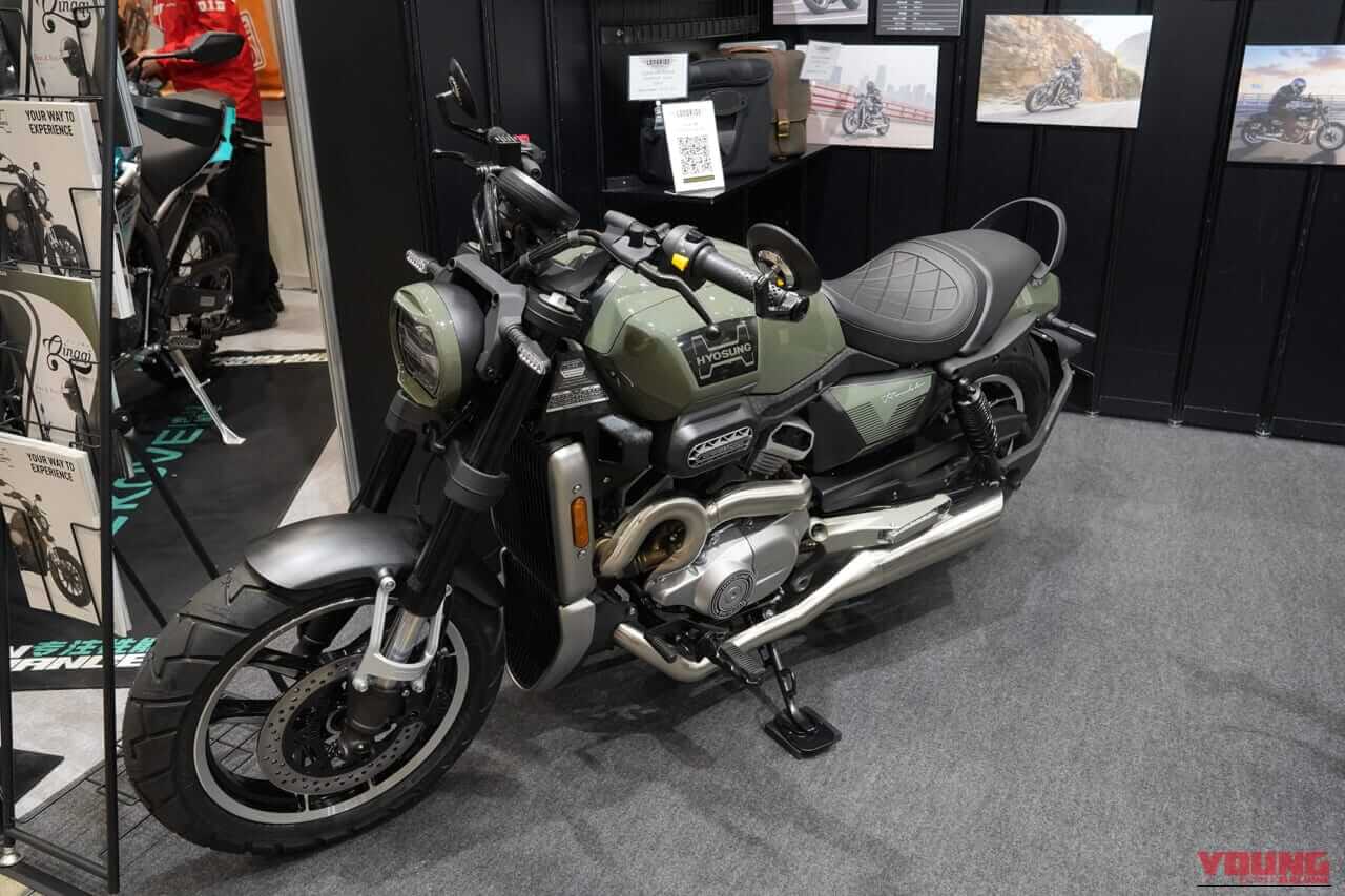 貴重な250 Vツインクルーザーが上陸。ヒョースン GV250Xロードスター「カスタムモデルのような仕上がりと存在感」【東京モーターサイクルショー2026】