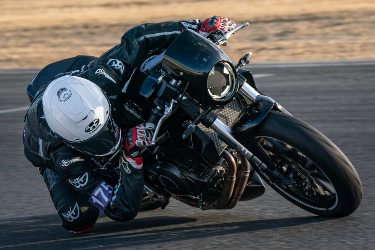 セパハン＆バックステップ化したハーレーX350でヒジ擦り!? 熱き走り＆センス光るカスタムビルダー現る!!