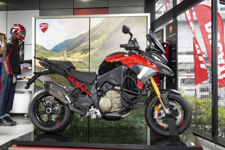 ムルティストラーダV4パイクスピーク｜ドゥカティ大阪ノース｜安心の純正カスタムパーツでよりプレミアムなドゥカティ体験を。キャンペーン適用でお得にカスタムを楽しめる