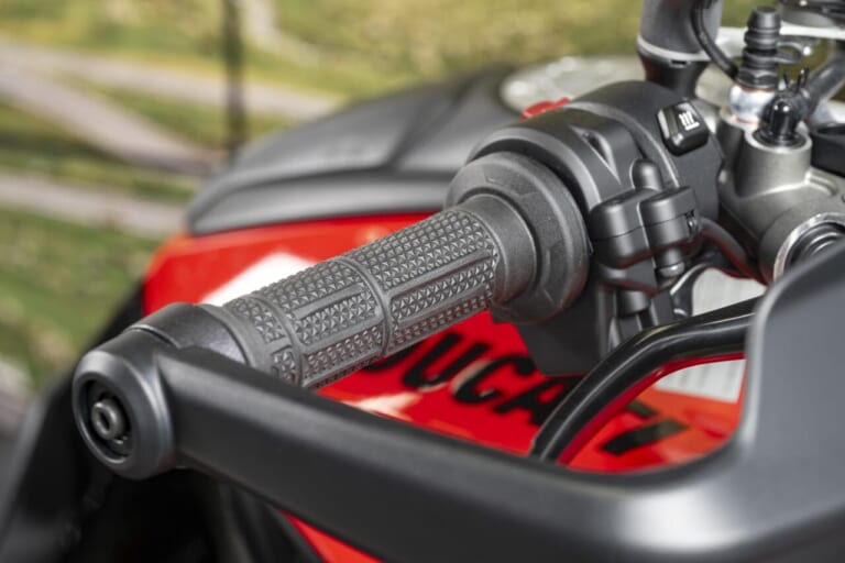 ムルティストラーダV4パイクスピーク｜ドゥカティ大阪ノース｜安心の純正カスタムパーツでよりプレミアムなドゥカティ体験を。キャンペーン適用でお得にカスタムを楽しめる