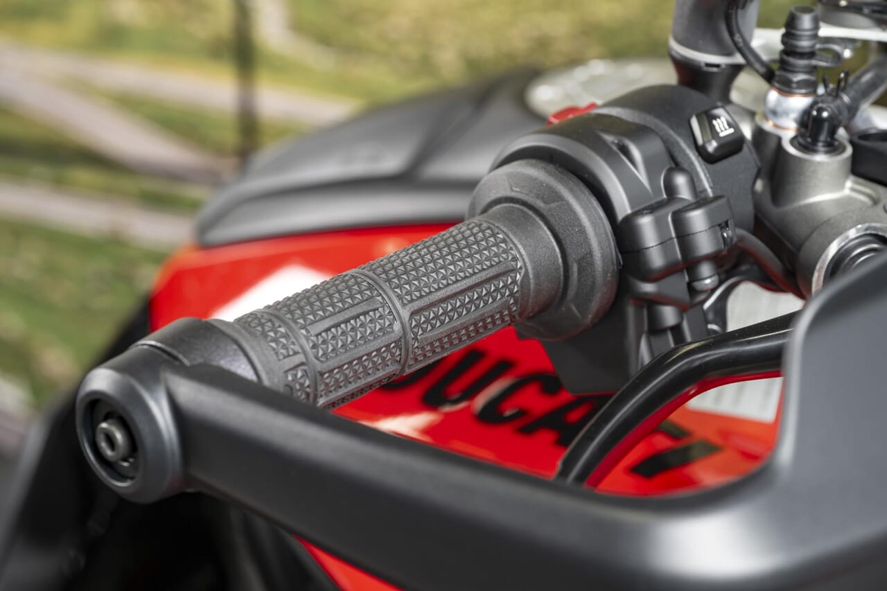 ムルティストラーダV4パイクスピーク｜ドゥカティ大阪ノース｜安心の純正カスタムパーツでよりプレミアムなドゥカティ体験を。キャンペーン適用でお得にカスタムを楽しめる