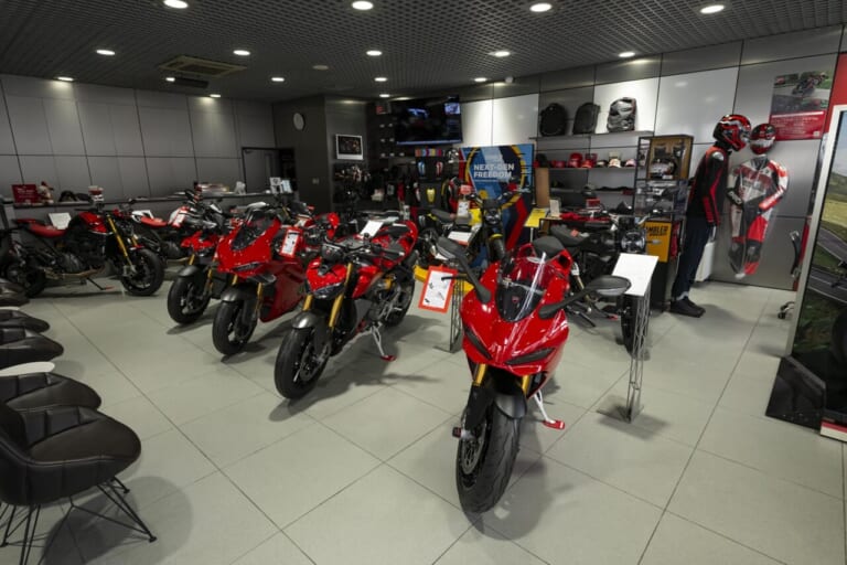 店内｜ドゥカティ大阪ノース｜安心の純正カスタムパーツでよりプレミアムなドゥカティ体験を。キャンペーン適用でお得にカスタムを楽しめる