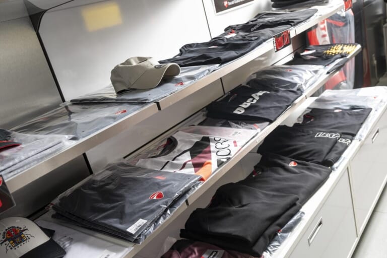 アパレル｜ドゥカティ大阪ノース｜安心の純正カスタムパーツでよりプレミアムなドゥカティ体験を。キャンペーン適用でお得にカスタムを楽しめる