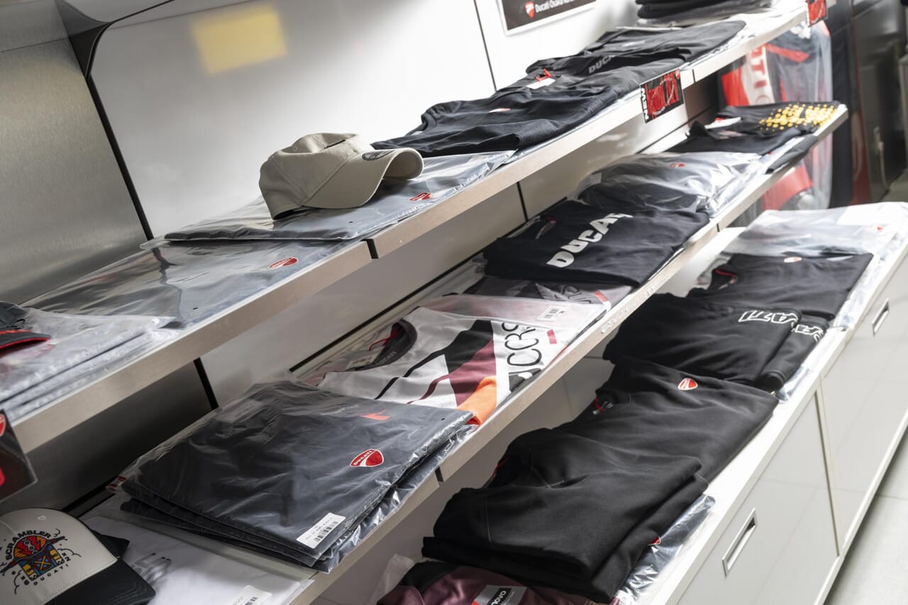 アパレル｜ドゥカティ大阪ノース｜安心の純正カスタムパーツでよりプレミアムなドゥカティ体験を。キャンペーン適用でお得にカスタムを楽しめる