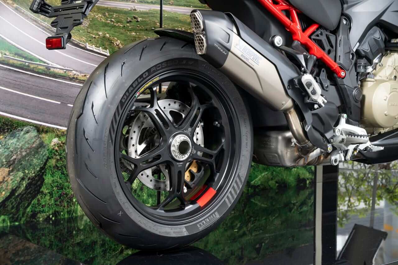 ムルティストラーダV4パイクスピーク｜ドゥカティ大阪ノース｜安心の純正カスタムパーツでよりプレミアムなドゥカティ体験を。キャンペーン適用でお得にカスタムを楽しめる