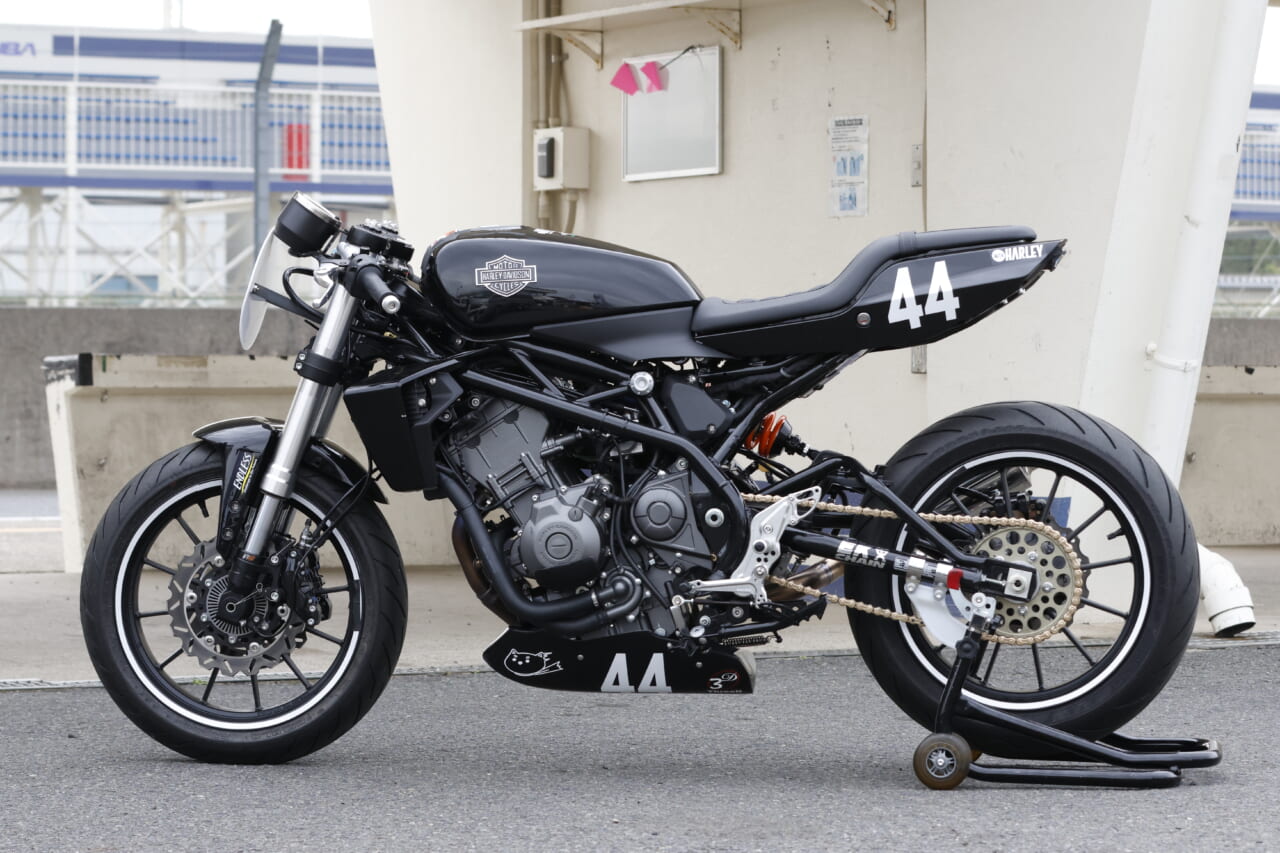 ｜セパハン＆バックステップ化したハーレーX350でヒジ擦り!? 熱き走り＆センス光るカスタムビルダー現る!!
