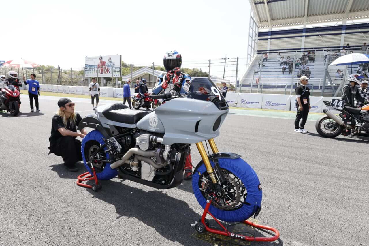 筑波サーキット　ハーレー　ローライダーST　ターボ｜鈴鹿8耐でスペンサーを抑えた武石伸也が2000ccターボのハーレーで筑波サーキット激走!