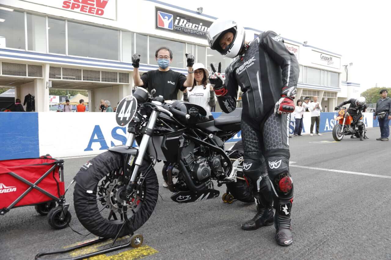 ｜セパハン＆バックステップ化したハーレーX350でヒジ擦り!? 熱き走り＆センス光るカスタムビルダー現る!!