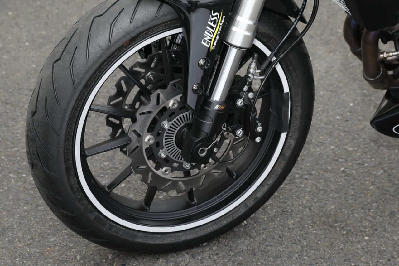 ｜セパハン＆バックステップ化したハーレーX350でヒジ擦り!? 熱き走り＆センス光るカスタムビルダー現る!!