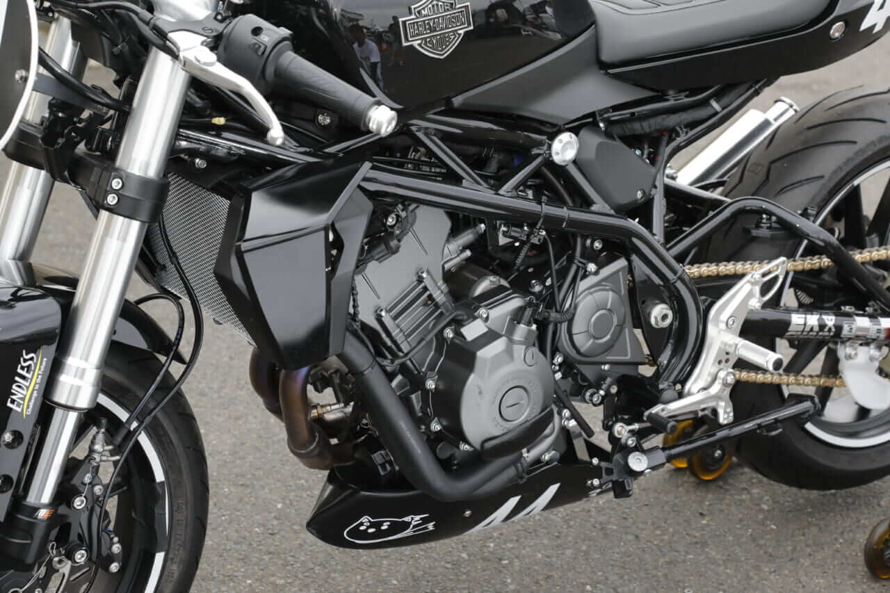 ｜セパハン＆バックステップ化したハーレーX350でヒジ擦り!? 熱き走り＆センス光るカスタムビルダー現る!!